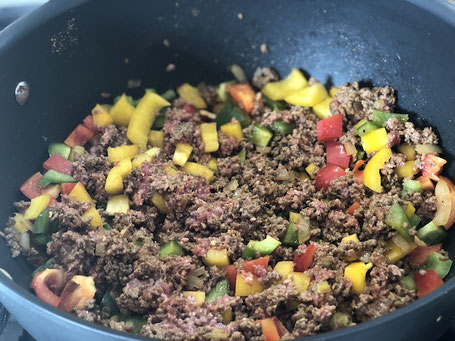 Pfanne mit Paprika und Hackfleisch