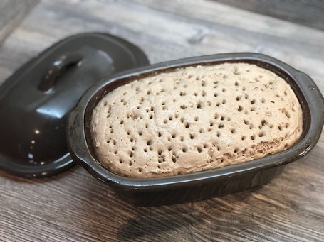 Brotteig in kleinem Zaubermeister vor dem Backen