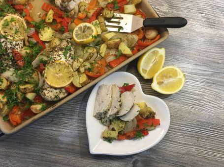 Hähnchen mit mediterranem Gemüse fertig angerichtet.