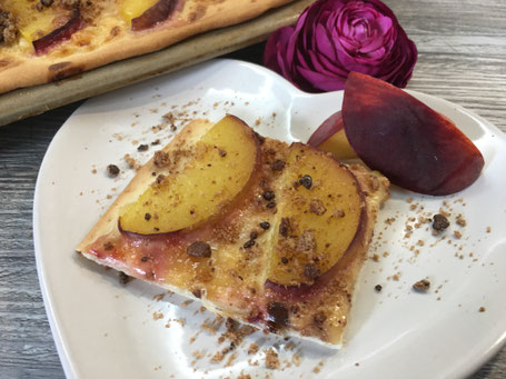 Flammkuchen fertig angerichtet und dekoriert.