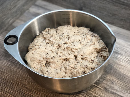 Brotteig in grosser Edelstahl-Schüssel