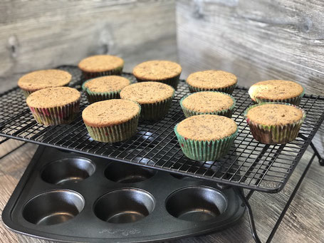 Gebackene Muffins auf Kuchengitter