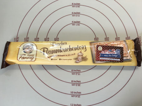 fertiger Pizzateig auf Backmatte von Pampered Chef