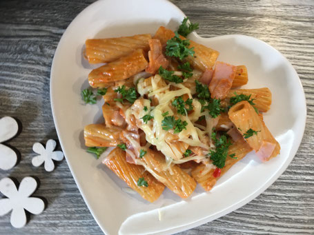 Rigantoni al forno, fertig auf einem Teller angerichtet