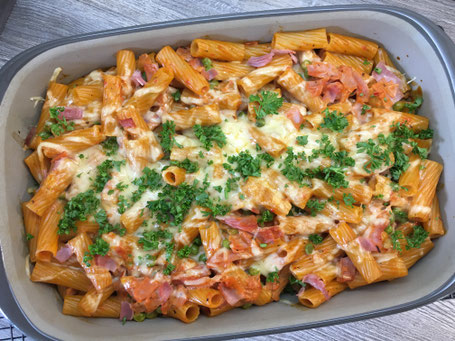 Rigatoni al forno fertig gebacken in der Ofenhexe von Pampered Chef