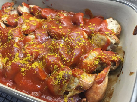 Currywurst mit Sauce und Currypulver in der Ofenhexe von Pampered Chef, einer Stoneware-Form