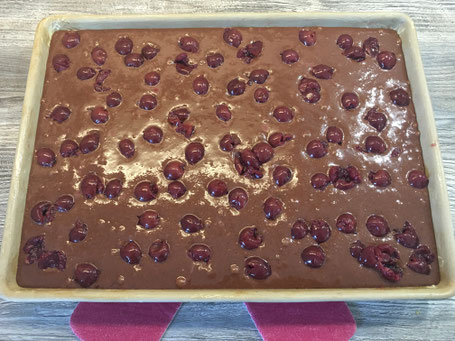 Schokomasse vor dem Backen mit Kirschen