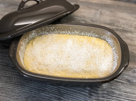 Kleiner Zaubermeister von Pampered Chef auf einer Holzarbeitsplatte mit Kuchenteig gefüllt