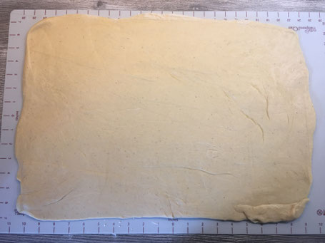 Brioche- Teig ausgerollt auf Backmatte