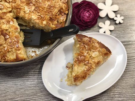 Fertig gebackener Apfelkuchen in einer grauen runden Tonbackform