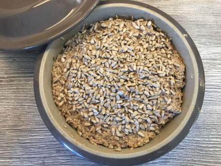 Brotteig vor dem backen im runden Brotbacktopf von Pampered Chef