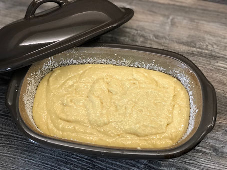 Kleiner Zaubermeister von Pampered Chef auf einer Holzarbeitsplatte mit Kuchenteig gefüllt