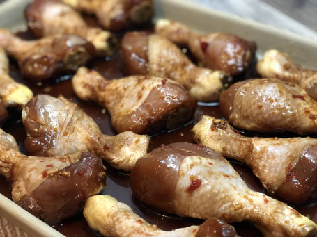 Hähnchenbollen in Marinade auf ainem Backblech von der Marke Pampered Chef
