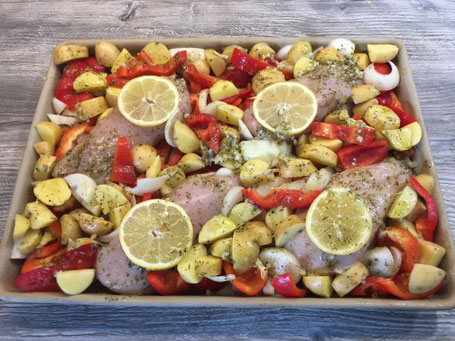 Backblech mit Hähnchen und mediterranem Gemüse vor dem backen
