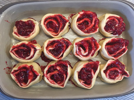 Ofenhexe gefüllt mit Brioche-Schnecken