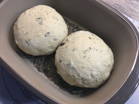 Teiglinge für Brot, geformt im Ofenmeister kurz vor dem backen.