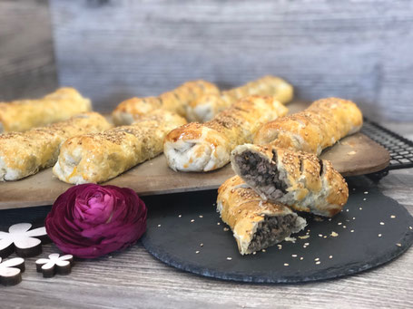Zauberstein von Pampered Chef mit Blätterteig-Röllchen belegt