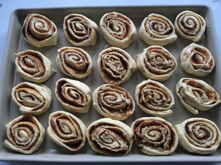 Teiglinge vor dem backen auf einer Form von Pampered Chef