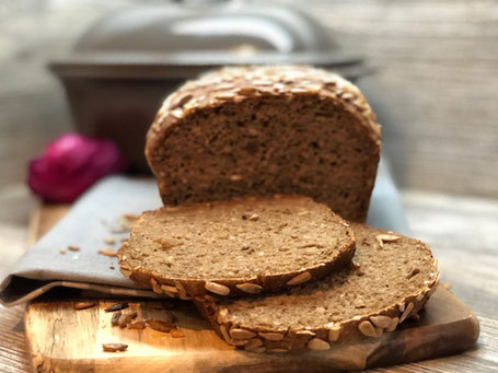 Frisch gebackenes Brot, aufgeschnitten auf einem Holzbrett