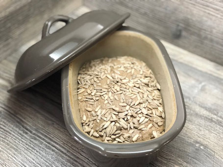 Brotteig vor dem backen in einer Brotbackform