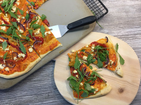 Pizza vom Zauberstein von Pampered Chef, fertig angerichtet auf einem Holzteller