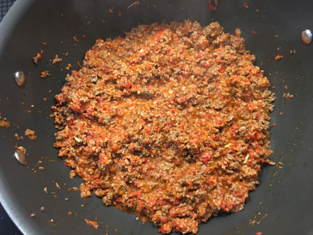Hackfleisch krümelig gebraten in einer Pfanne