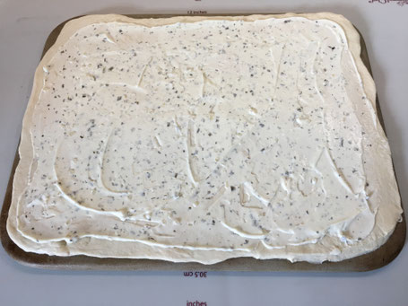 Zauberstein mit ausgerolltem Pizzateig und Schmand bestrichen