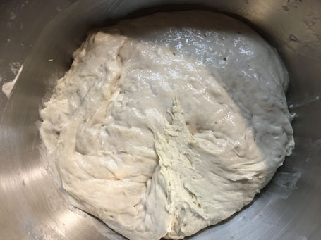 Brotteig in Edelstahlschüssel vor dem backen