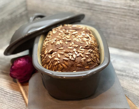Brotteig nach dem backen in einer Brotbackform liegend