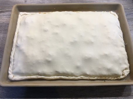 Empanadakuchen. Blätterteig gefüllt mit Hackfleisch und Käse.