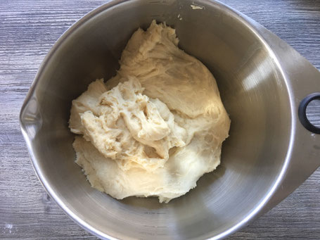 Hefeteig in Edelstahlschüssel
