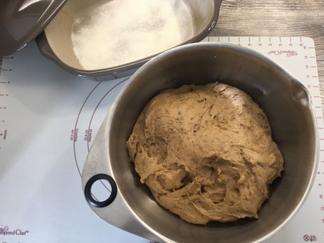Brotteig in Edelstahlschüssel auf Backmatte