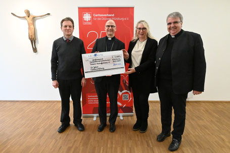 Scheckübergabe an Christine Widmer (2.v.r.) - Geschäftsführerin Sozialdienst katholischer Frauen e.V. Aschaffenburg /Bildrechte: Anna-Lena Herbert / DiCV Würzburg  