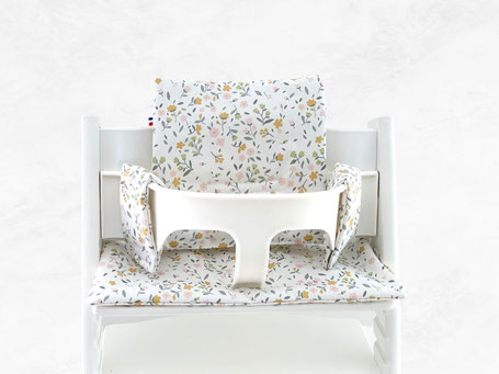 Cette image représente un coussin fleuri compatible avec les chaises Tripp Trapp de chez Stokke
