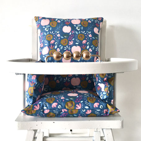 Cette image représente un coussin de chaise haute bleu en coton enduit
