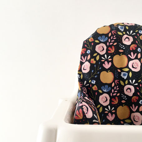 cette image représente une housse de chaise haute pour chaise haute de type Ikea. Le modèle présenté est le Black Apple