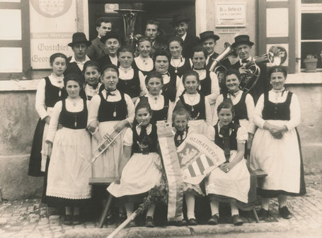 Abb. 9: Heimat- und Trachtenverein Happurg anlässlich des "Trachtenfestes" 1955.