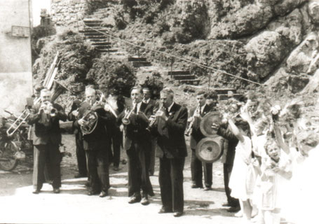 Abb. 7: Alfelder Kapelle 1953 beim Standkonzert anlässlich des 50 jährigen Jubiläums des Gesangvereins Liederkranz Alfeld.