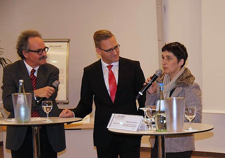 v.l.n.r.: Dr. Robert Paquet (Moderation), Günter Wältermann (Vorstandsvorsitzender AOK Rheinland-Hamburg) und NRW-Gesundheitsministerin Barbara Steffens