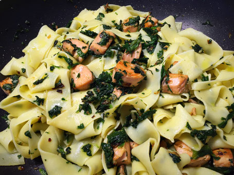 Tagliatelle mit Spinat und Lachs