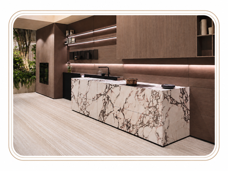 Cucina componibile moderna con isola, finiture in legno e top effetto marmo, soluzione su misura proposta da CIMS Mobili.