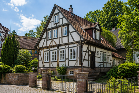 Denkmalgeschütztes Fachwerkhaus in Kassel mit historischer Fassade und gepflegtem Grundstück