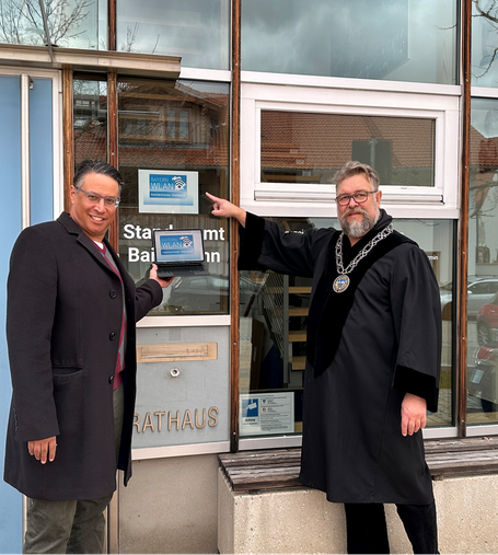 Bürgermeister Patrick Ott (rechts) und Antragsteller Ravindra Nath, Gemeinderat der FDP (links) - Bild: Gemeinde Baierbrunn