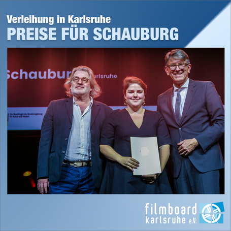 Herbert Born und Saskia Fleischhauer, hier mit Kulturstaatsminister Wolfram Weimer, können sich gleich über mehrere Preise für die Schauburg freuen.