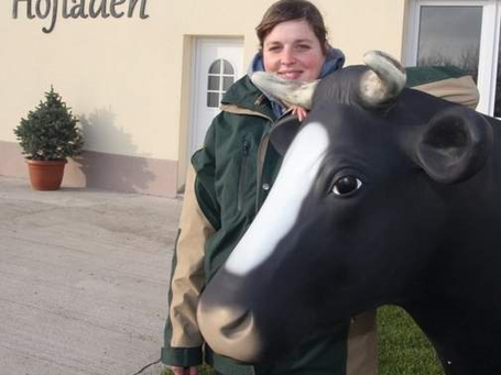 Sophie Emmi Klamroth mit Werbe-Kuh "Agathe" vor ihrem Hofladen in Westerhausen