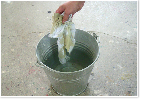 Gefahr der Selbstentzündungbei Ölen: feuersichere Aufbewarung des ölgetränkten Lappens