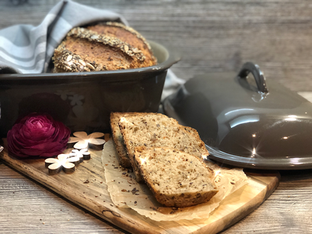 Aufgeschnittenes Brot auf Holzbrett