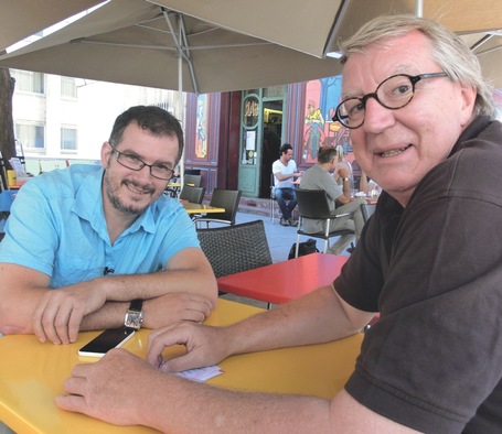 Bild: Manfred Hammes im Gespräch mit dem Regisseur Sébastien Izzo, Sohn von Jean-Claude Izzo († 2000), dem Verfasser der Kriminalromane der Marseille Trilogie.