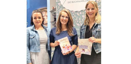 Nach der erfolgreichen Lesung in der Retzer Buchhandlung „Frau Hofer“ (v.l.): Jessica Krenn, Autorin Bettina Kreps und Kathrin Hofer.