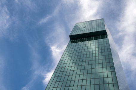 Blick dem gläsernen Prime Tower empor zum blauen Himmel